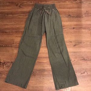 flowy olive green pants in great condition size M